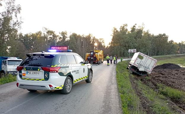 Vuelca un camión en la carretera del badén de Talavera