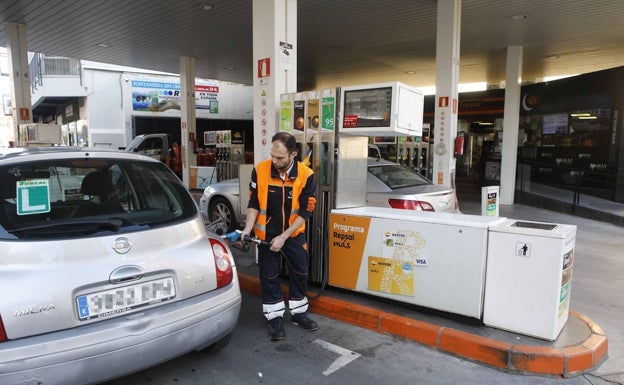 Las gasolineras temen un aluvión de clientes si acaba la ayuda de 20 céntimos