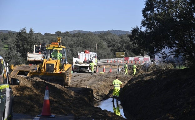 Las primeras máquinas llegan al socavón de la N-523 para abrir el vial alternativo