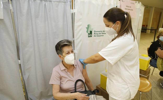 El 40% de los mayores de 60 años se resisten a la cuarta dosis contra la covid