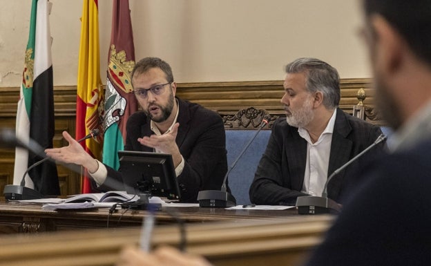 La oposición exige en Plasencia un plan de saneamiento municipal