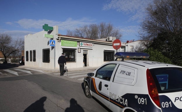 Cuatro ladrones huyen de la policía tras destrozar una farmacia en el barrio de Aldea Moret en Cáceres