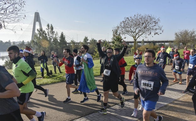 Cientos de pacenses despiden el 2022 corriendo la San Silvestre