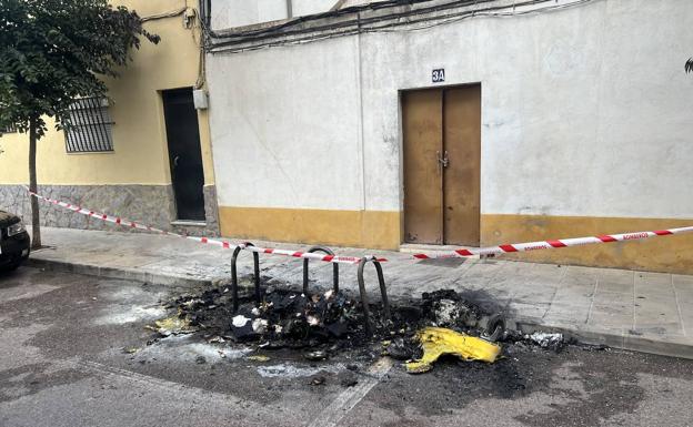 Queman dos contenedores más en Montijo