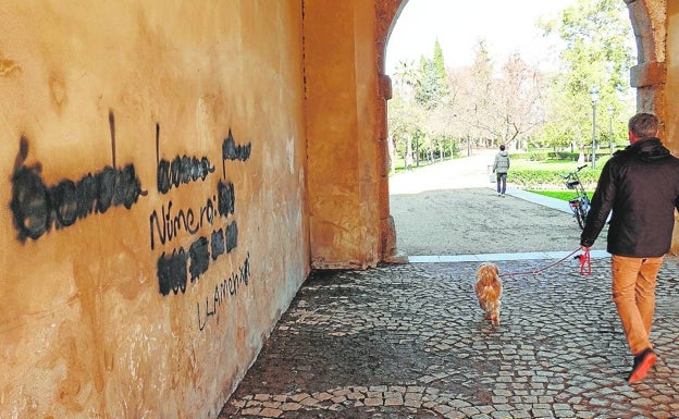 Puerta Trinidad sufre varias pintadas durante las Navidades
