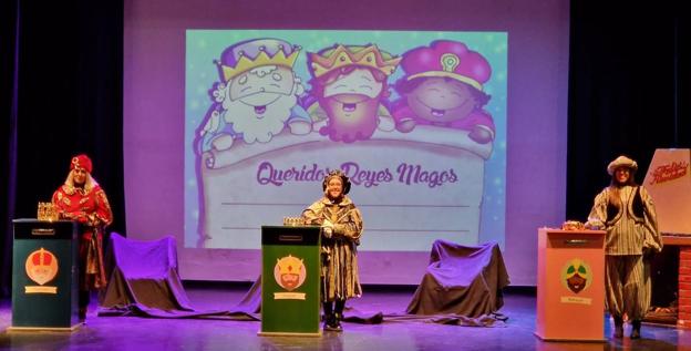 Los Pajes Reales han recogido las cartas de los niños en la Casa de Cultura