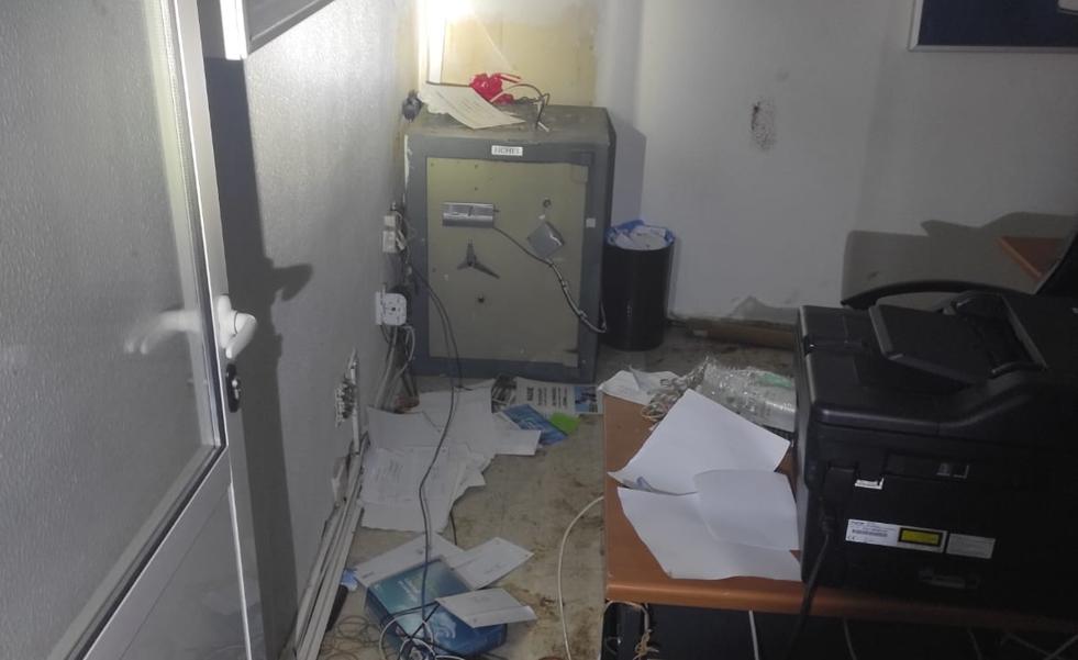 Los ladrones roban en la oficina bancaria del BBVA de Mirandilla