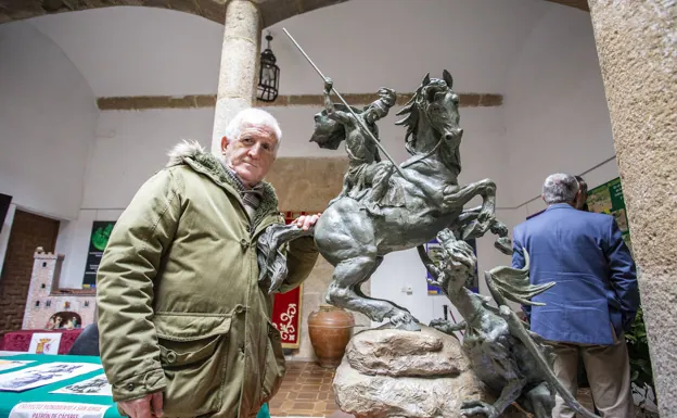 Estanislao García: «La estatua de San Jorge tenía que haber sido una realidad en Cáceres en 2008»