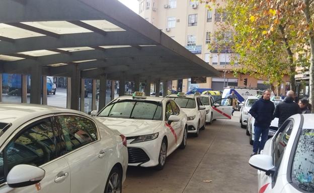 Los taxistas de Cáceres, molestos con la Policía Local por el operativo de acceso al Príncipe Felipe