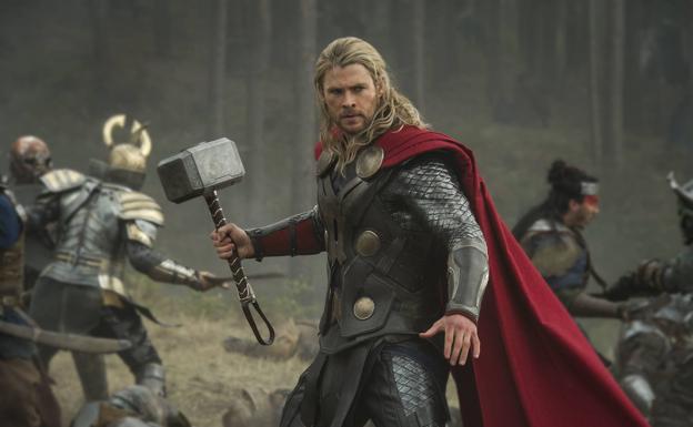 Chris Hemsworth en una escena de la película 'Thor: el mundo oscuro'. / Archivo/