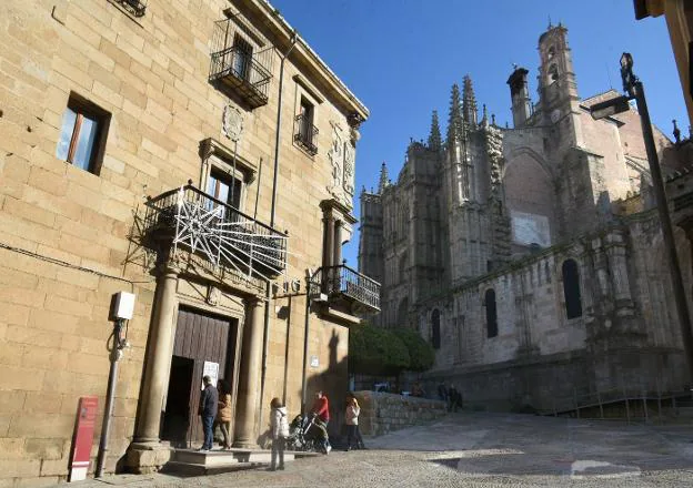 La Casa del Deán, sita frente a la catedral. / D. PALMA