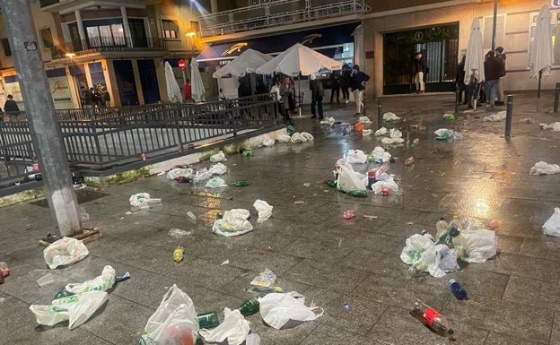 La Policía Local de Badajoz desaloja un botellón ilegal de 800 personas en pleno centro