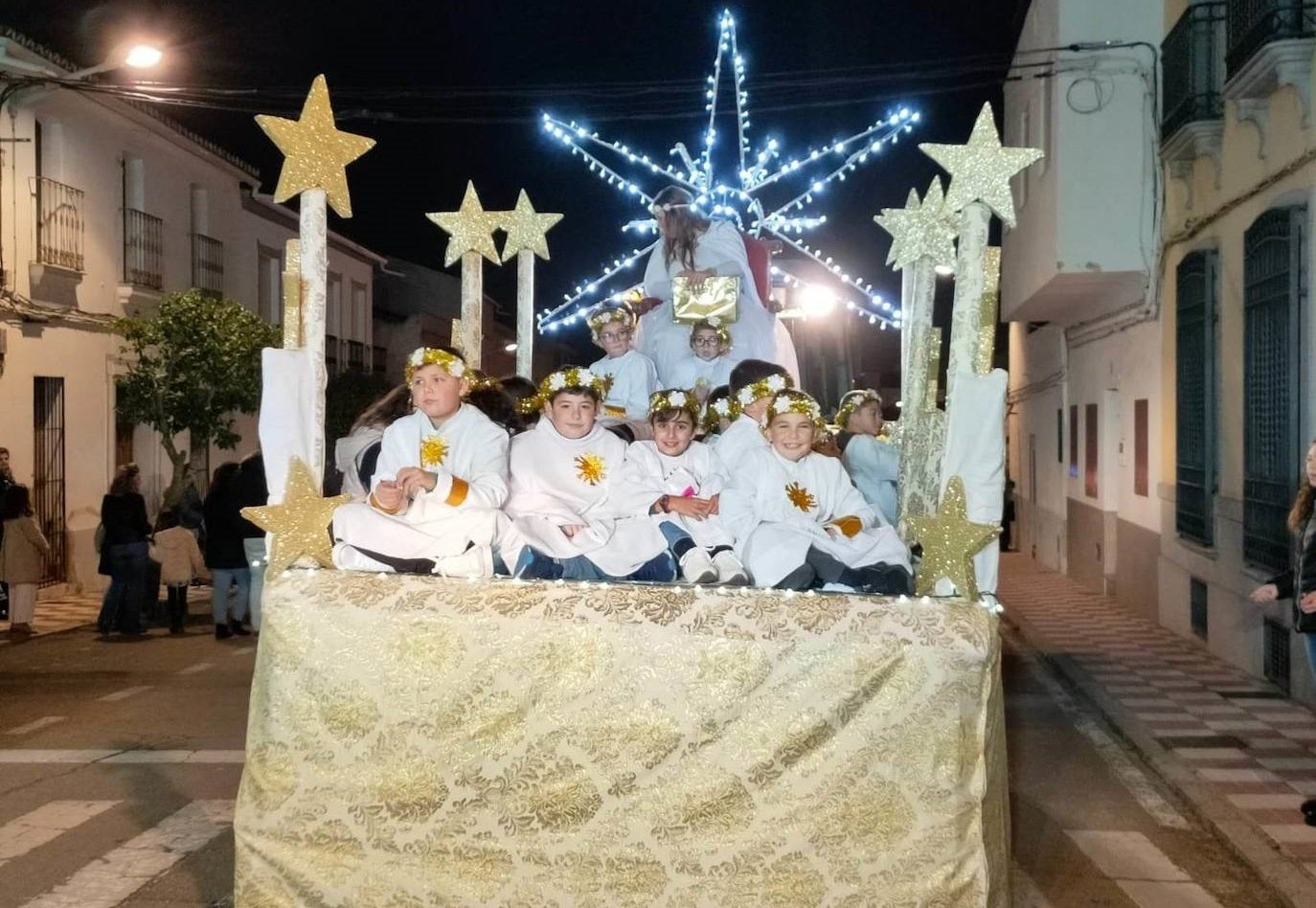 Los Reyes Magos llevaron la ilusión a las calles y casas de Campanario
