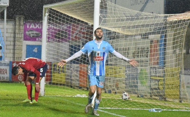 El Coria se lleva el derbi con doblete de Mercadal en la primera parte