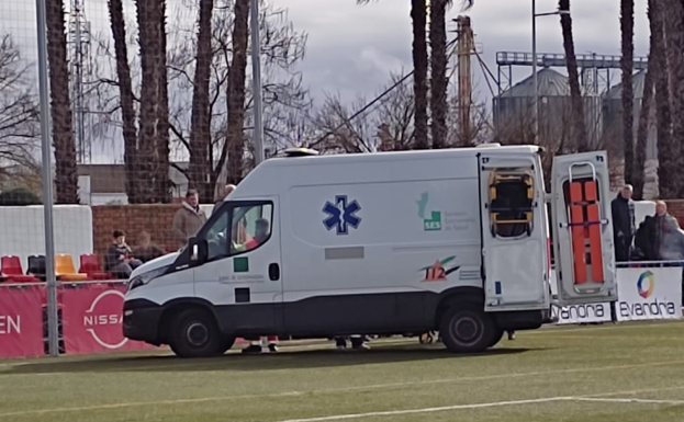 El padre del jugador del Cacereño Solano, aquejado de síntomas de ictus en pleno partido
