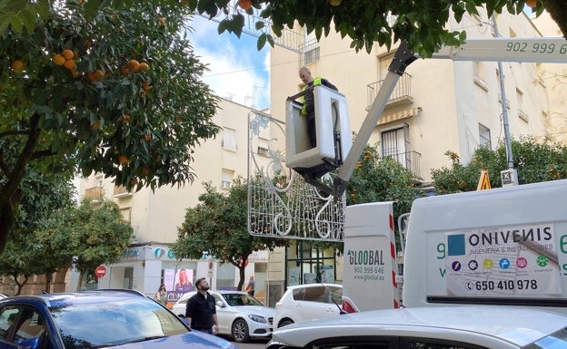Empieza el desmontaje de luces navideñas en Badajoz a un mes de que instalen las de Carnaval