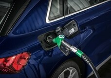 Diésel y gasolina R33, los combustibles que reducen las emisiones de CO2