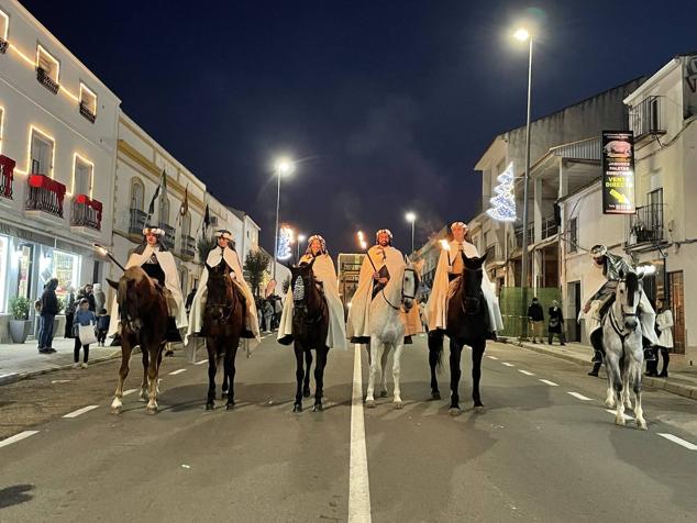 La cabalgata de Reyes llenó de ilusión y magia las calles de Monesterio