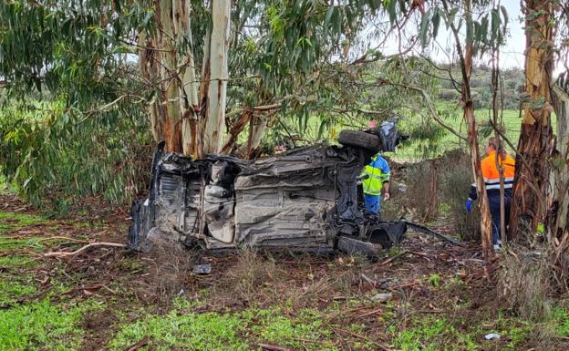 Muere un joven de 21 años al chocar con un camión e impactar contra un árbol cerca de Alburquerque