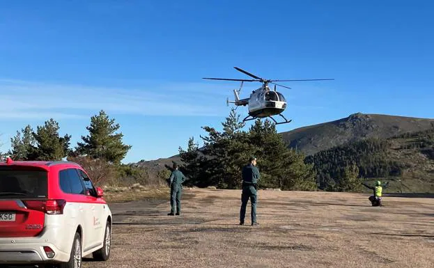 Uno de los dos helicópteros que participaron este martes en el operativo de búsqueda. /HOY