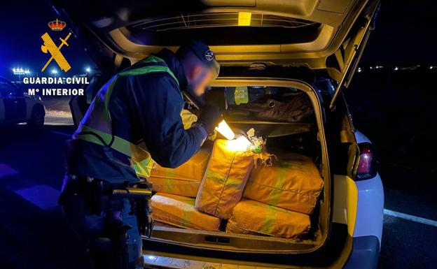 Intervienen en un coche cerca de Cáceres el mayor alijo de hachís en Extremadura en 10 años