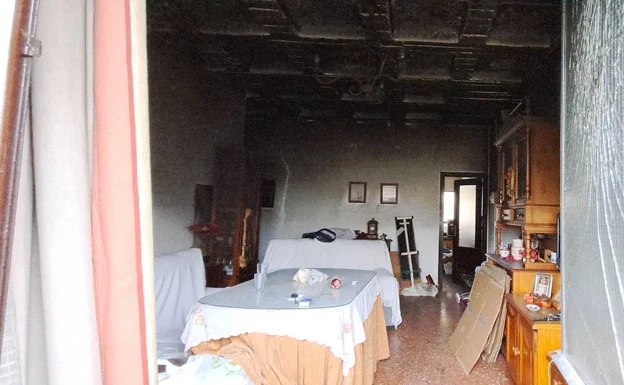 Casa prendida en llamas dentro de la escuela Pastor Sito. 