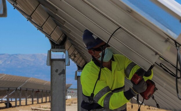 Once plantas solares de Extremadura tendrán baterías para almacenar electricidad