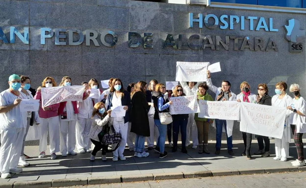 Profesionales del Hospital San Pedro de Alcántara manifestándose contra la falta de personal. 