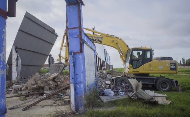 La Junta derriba el muro exterior del estadio José Pache de Badajoz