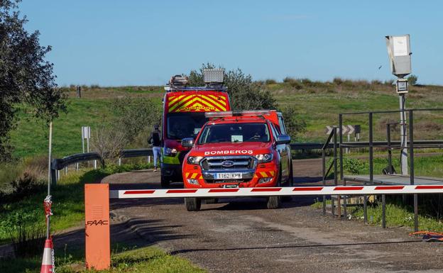 Les services de secours et les pompiers à l'entrée de l'Ecopark Badajoz, où un ouvrier est décédé ce mercredi.