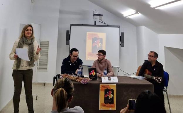 El calamonteño Jesús Collado presentó en la biblioteca 'Anarquía de un poeta del tres al cuarto'