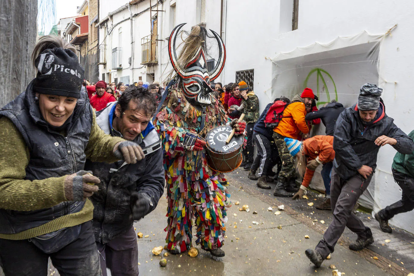 Fiestas de Extremadura: Jarramplas vuelve a recibir una lluvia de nabos en Piornal