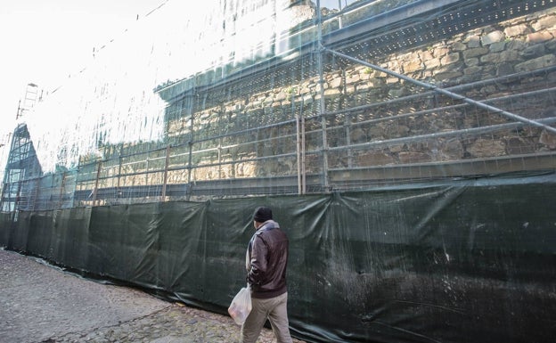 El arreglo de la muralla de Cáceres se financiará con el superávit municipal de 2022