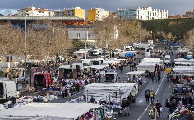 Los vendedores ambulantes se plantan en Plasencia: «O volvemos a la Hispanidad o no hay mercadillo»