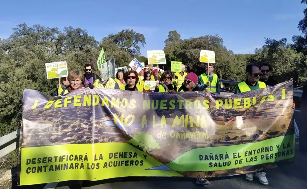 Los pueblos afectados por la mina de Cañaveral se echan a la carretera para protestar contra el proyecto