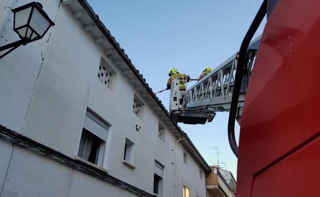 Dos heridos e importantes daños materiales en el incendio de una vivienda