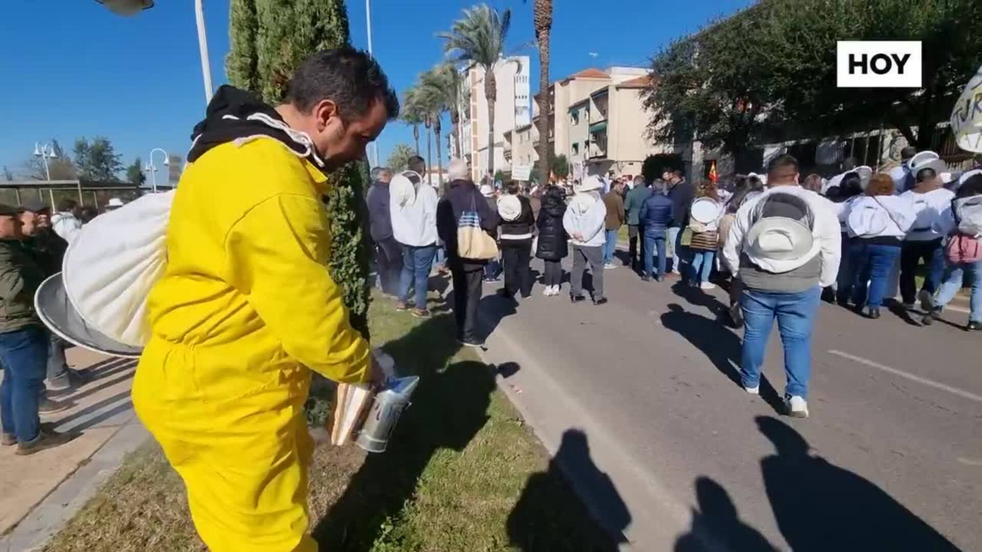 Agricultores se manifiestan frente a la casa de Vara: «Está en juego la viabilidad del sector apícola»