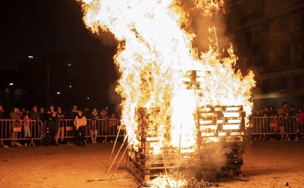 Las Candelas de la Margen Derecha de Badajoz sustituyen a las comparsas por murgas