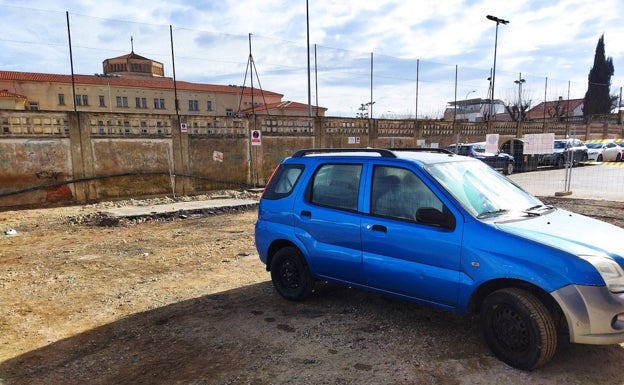 La grúa retira el coche de las obras de la calle Stadium de Badajoz y el dueño aparece al momento