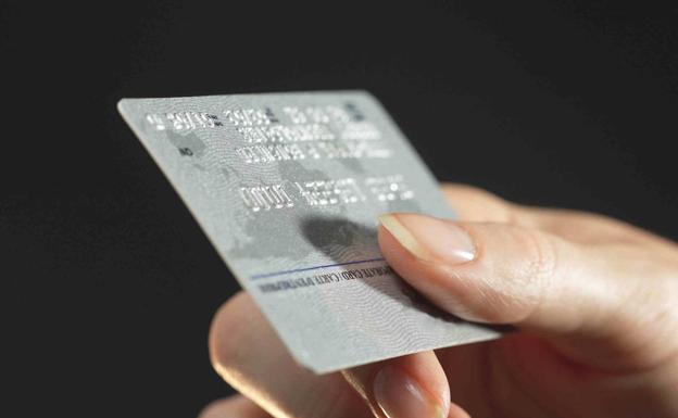 Dos investigados por comprar con una tarjeta que encontraron en la calle en Talavera la Real