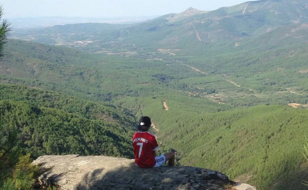 Parte de la montaña que rodea Descargamaría, en la Sierra de Gata, vista desde la conocida como 'Piedra Montá'. 