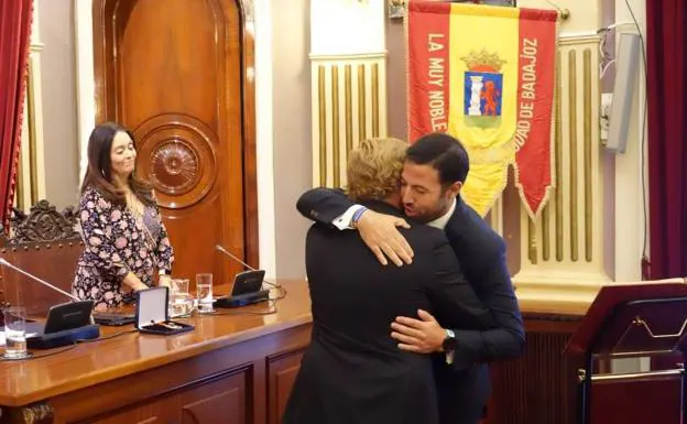 Pizarro recibe la felicitación del alcalde el día en que tomó posesión de su cargo en septiembre. /HOY