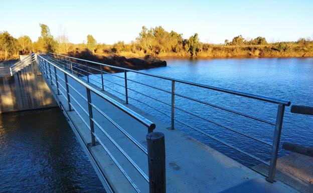 La pasarela sobre el Guadiana en Badajoz vuelve a estar transitable