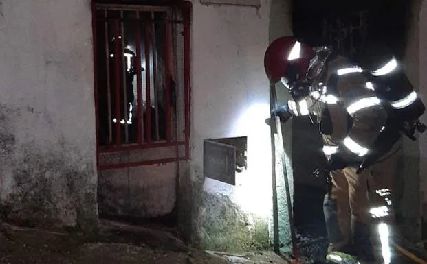 Los bomberos de la Diputación de Cáceres durante su intervención en la casa en llamas