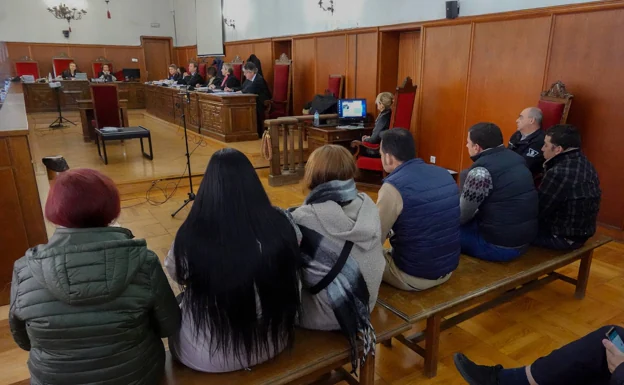 Los acusados ​​durante la primera sesión del juicio con jurado por la muerte del ganadero de Feria.