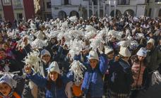 Cientos de niños se reúnen en la Plaza Alta de Badajoz por la paz