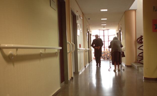 La Fiscalía denuncia el abuso de las inmovilizaciones en las residencias de mayores extremeñas