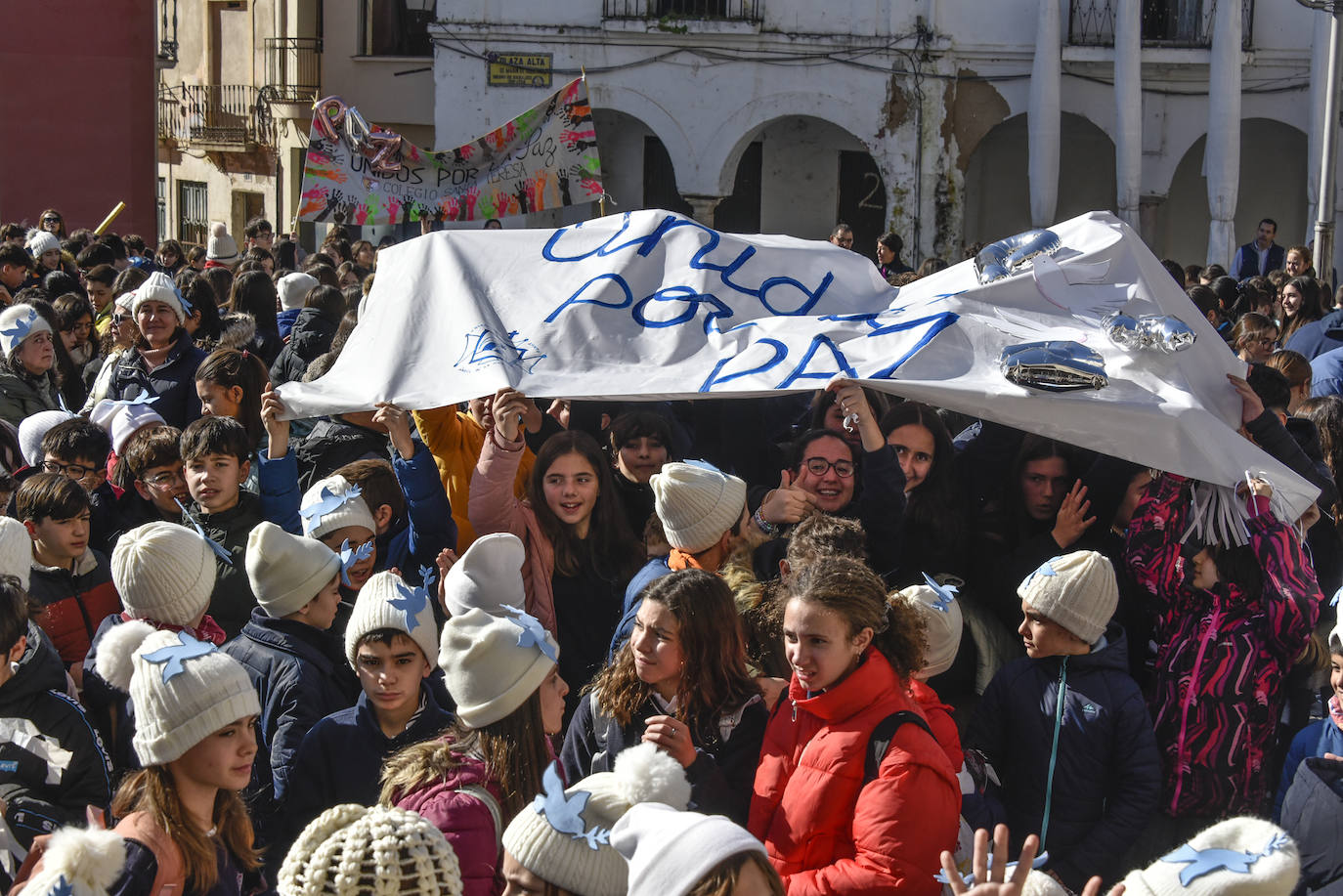 Cientos de niños se reúnen en la Plaza Alta por la paz