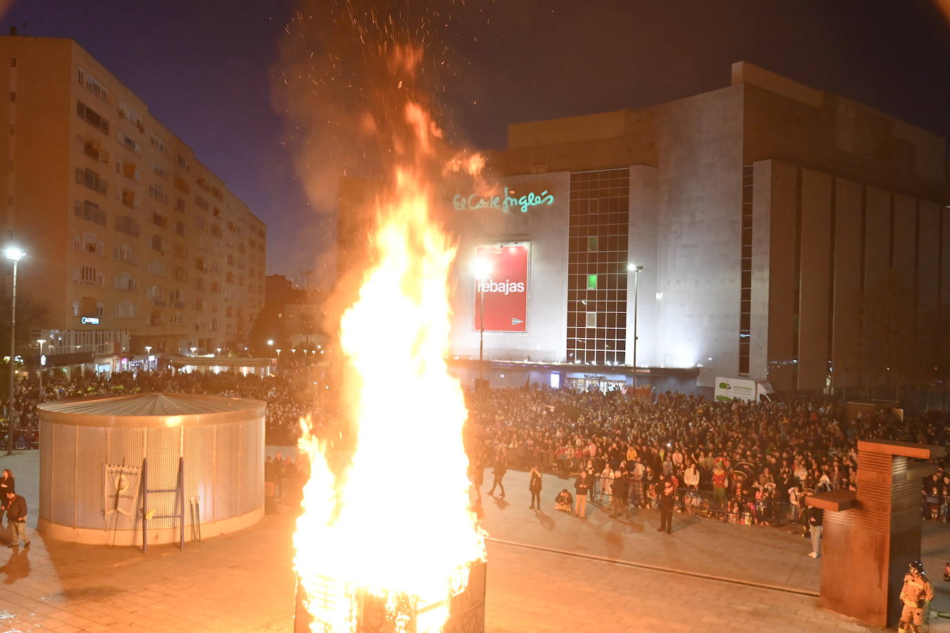 Las candelas de Santa Marina calientan el Carnaval con el marimanta en la pira