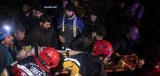 Turquía y Siria buscan a miles de personas enterradas bajo los escombros